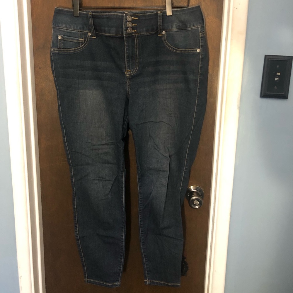 Torrid ankle length skinny jeans. Size 16S.